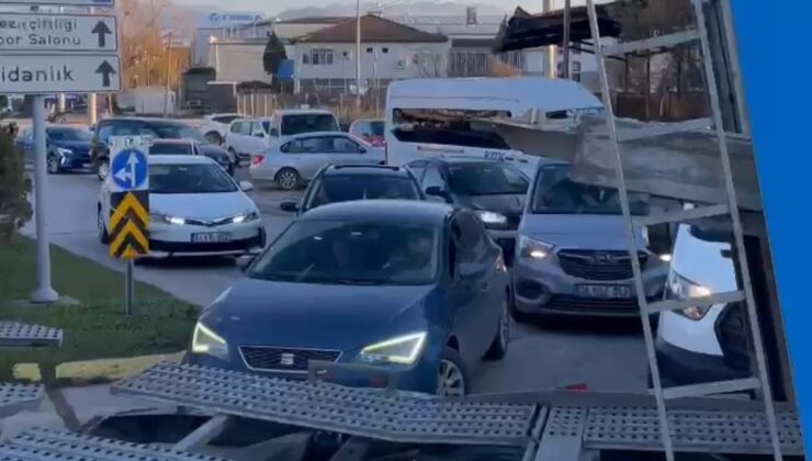 Kocaeli’de ters yönden giren araçlar yüzünden hastaya giden ambulans bekledi