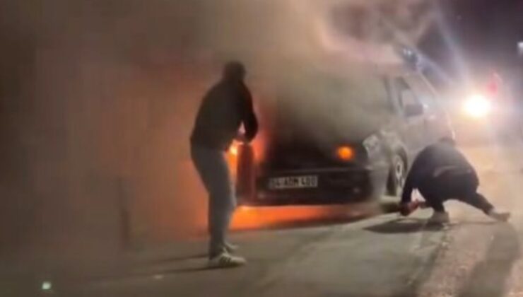 Kocaeli’de yanan otomobile vatandaşlardan müdahale