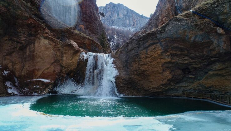 Konya’da Çetmi Şelalesi buz tuttu