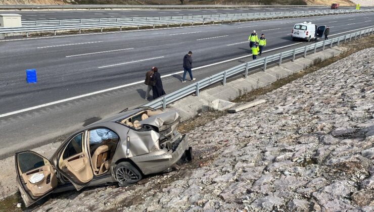 Kuzey Marmara’da kazaya karışan otomobil istinat duvarına çıktı