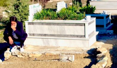 Mahsun Kırmızıgül, annesinin mezarı başında gözyaşlarına boğuldu