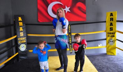 Manisa’da çocukları için tekrar kick boksa başlayan anne