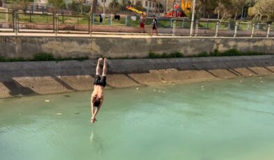 Mersin’de tehlikeli olmasına rağmen kanalda yüzüyorlar