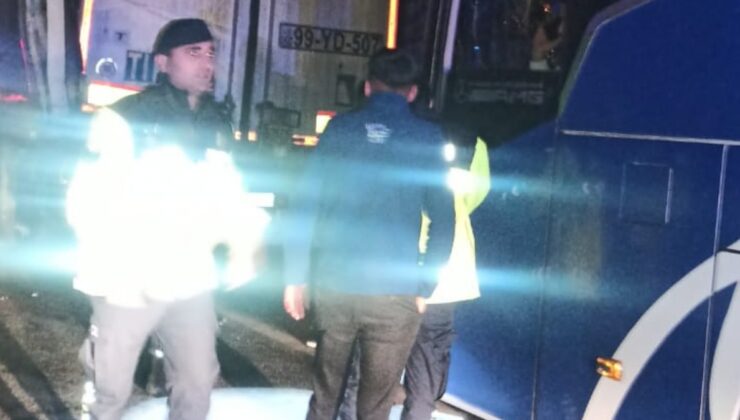 Mersin’de yolcu otobüsünün tıra çarptığı kazada 10 kişi yaralandı