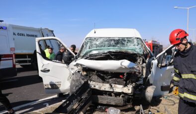 Nevşehir’de minibüs tıra çarptı: 1 ölü 1 yaralı