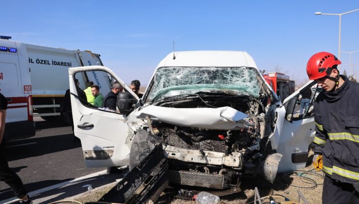 Nevşehir’de minibüs tıra çarptı: 1 ölü 1 yaralı