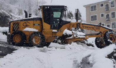 Rize’de 60 köy yolu kardan kapandı