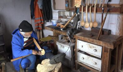 Rize’de 91 yaşındaki Mustafa Ceyran unutulmaya yüz tutmuş kaşıkçılık mesleğini sürdürüyor