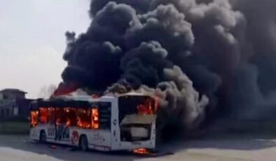 Sakarya’da can pazarı: Seyir halindeki belediye otobüsü alev aldı