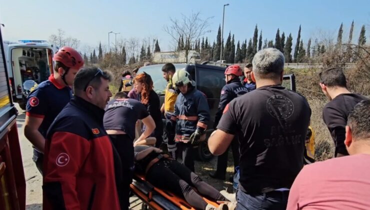 Sakarya’da minibüs ile otomobil kafa kafaya çarpıştı: 10 yaralı