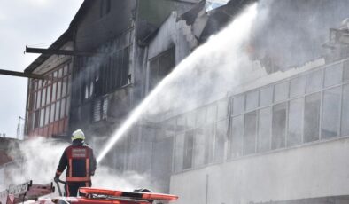 Sakarya’da mobilyacılar çarşısında çıkan yangın kontrol altına alındı