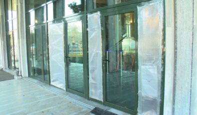 Saraçhane’deki İBB binasında kırılan camlar naylon ile kapatıldı