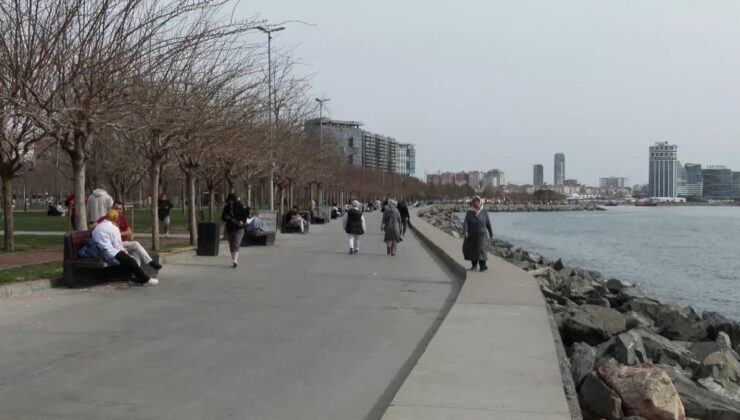 Sıcak havayı fırsat bilen İstanbullular sahillere akın etti