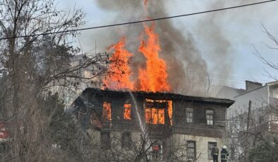 Sinop’ta iki katlı ahşap evde yangın