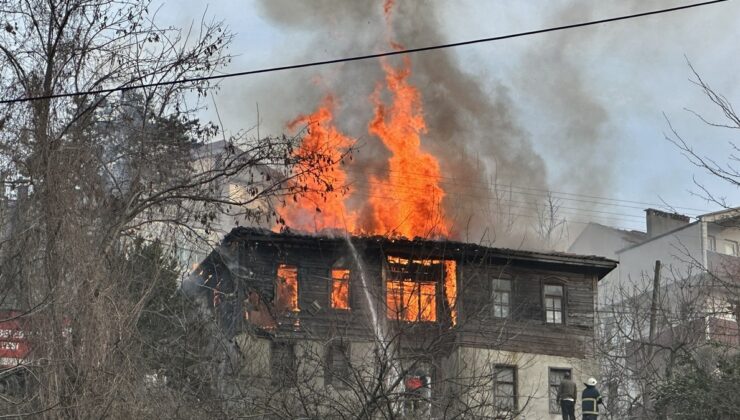 Sinop’ta iki katlı ahşap evde yangın