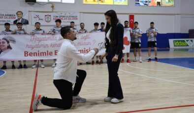 Sivas’ta hentbol maçında sürpriz evlilik teklifi