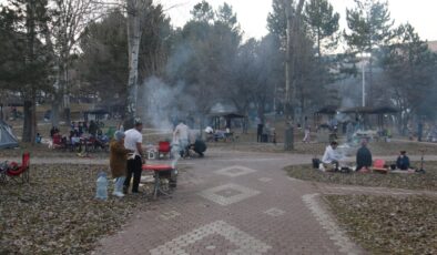 Sivas’ta mangallardan çıkan yoğun duman, orman yangınlarını andırdı