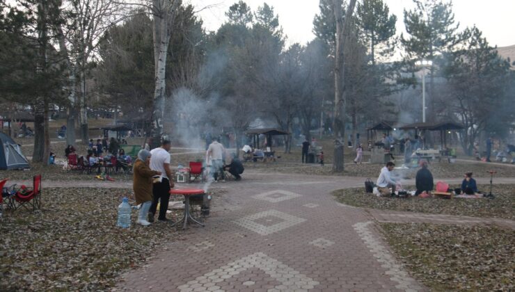 Sivas’ta mangallardan çıkan yoğun duman, orman yangınlarını andırdı