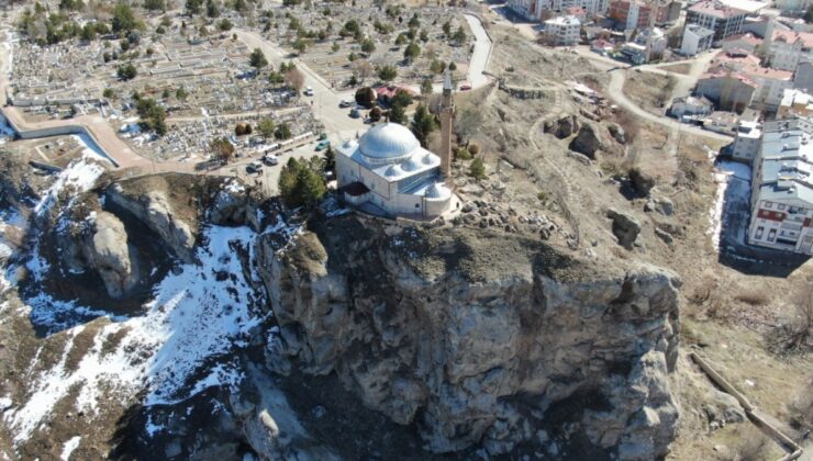 Sıvas’ta uçurumun kıyısındaki camide, Ramazan’ın ilk cuma namazı