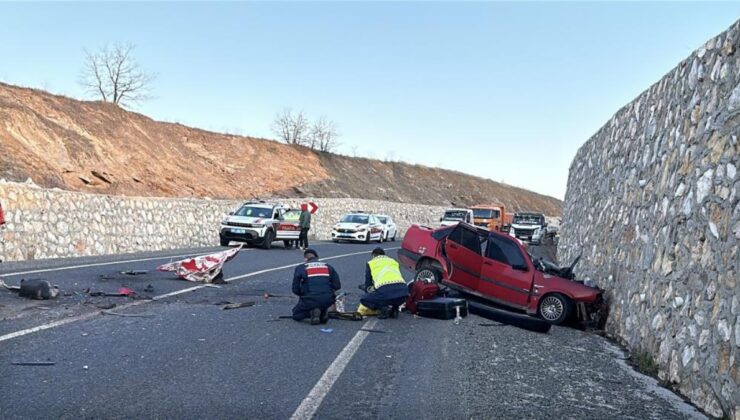 Uşak’ta otomobil ile kamyonet çarpıştı: 2 ölü 1 yaralı