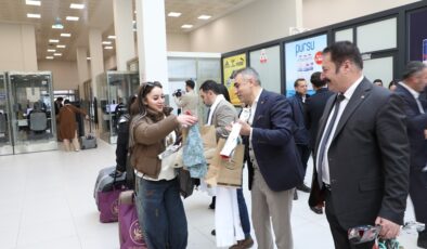 Van’daki gümrük kapısında İranlı turistlere çiçekli karşılama