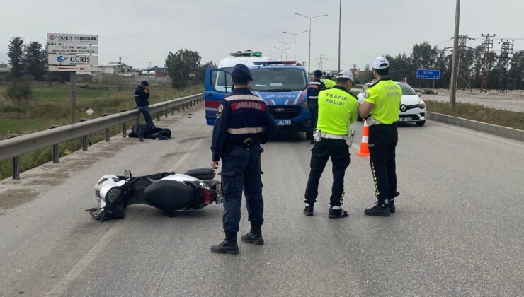 Adana’da bariyerlere çarpan motosiklet sürücüsünden acı haber