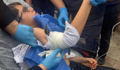Adana’da çocuğun koluna demir parmaklık saplandı