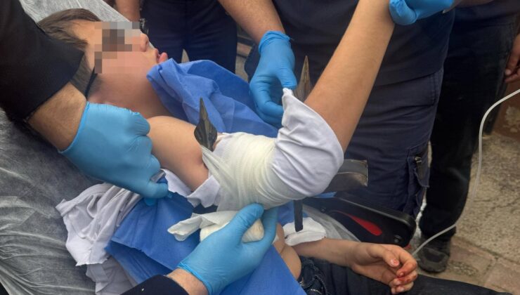 Adana’da çocuğun koluna demir parmaklık saplandı