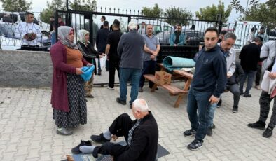 Adana’da dilenciler bayram namazından çıkanlardan para istedi