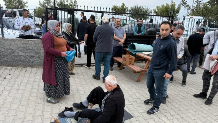 Adana’da dilenciler bayram namazından çıkanlardan para istedi