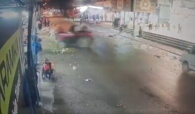 Adana’da ehliyetsiz sürücü traktörle dükkana girdi