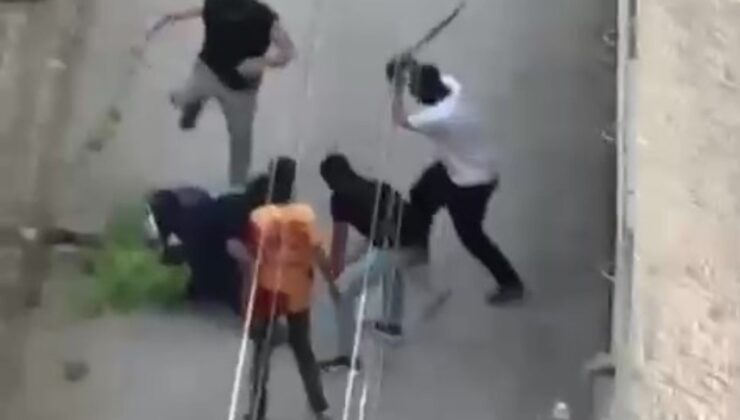 Adana’da kar maskeli şahıslar bir kişiyi sopayla dövüp kaçtı