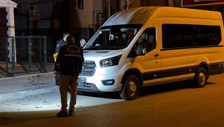 Adana’da minibüste bıçaklanan kişi ağır yaralandı