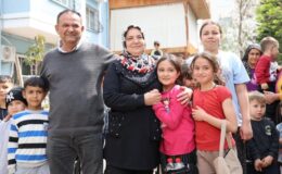 Adana’da yaşlı çift, 20 yıldır çocuklara bayram harçlığı dağıtıyor