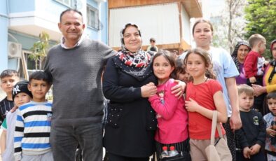 Adana’da yaşlı çift, 20 yıldır çocuklara bayram harçlığı dağıtıyor