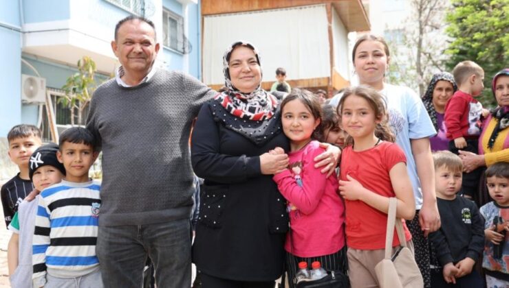 Adana’da yaşlı çift, 20 yıldır çocuklara bayram harçlığı dağıtıyor