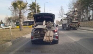 Adıyaman’da bagaja yüklediği tahtalarla trafikte seyretti