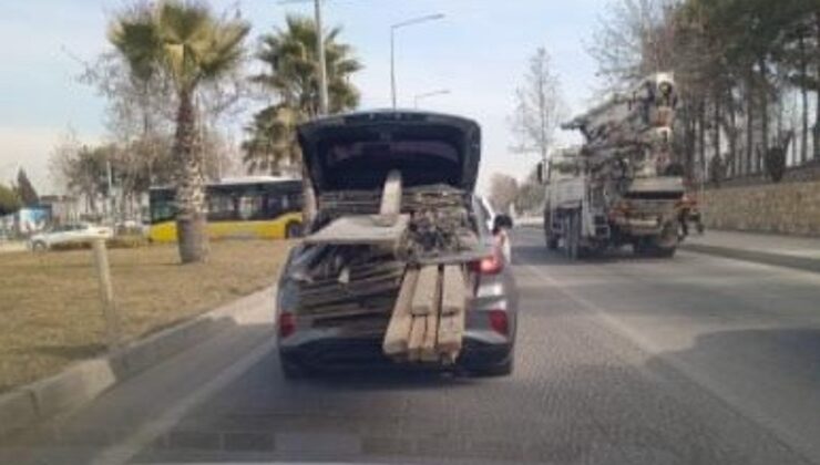 Adıyaman’da bagaja yüklediği tahtalarla trafikte seyretti
