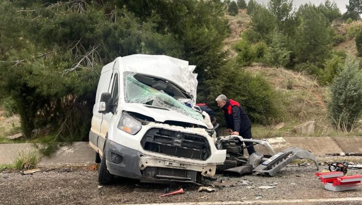 Adıyaman’da kamyon ile minibüs çarpıştı: 1ölü