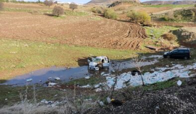 Adıyaman’da otomobil şarampole yuvarlandı