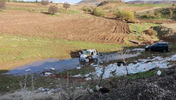 Adıyaman’da otomobil şarampole yuvarlandı