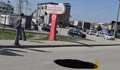 Afyonkarahisar’da asfalt yol çöktü