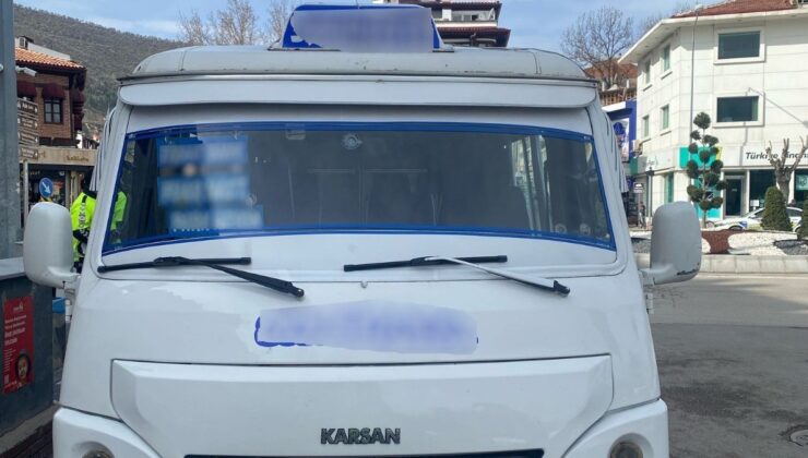 Afyonkarahisar’da ikiz plaka taşıyan dolmuş ve araç sahibine para cezası