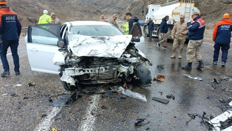 Ağrı’da hafif ticari araç ve otomobil çarpıştı