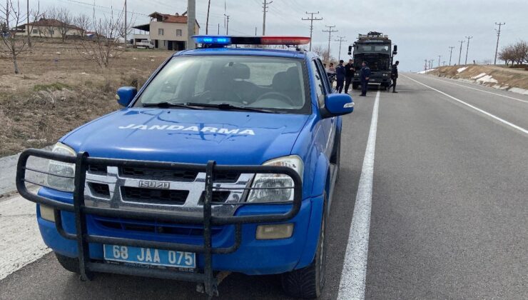 Aksaray’da kamyonun motor kısmından alevler yükseldi