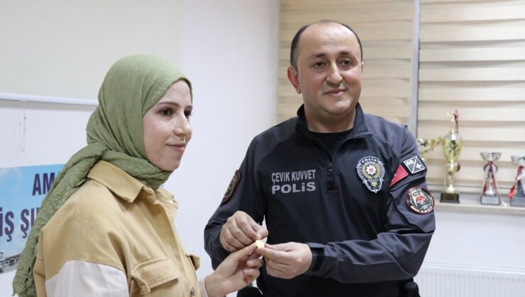 Amasya’da polis memuru yolda bulduğu altını sahibine ulaştırdı