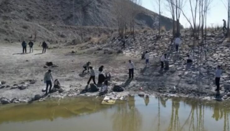 Ankara’da üniversite öğrencilerinden gönüllü çevre temizliği