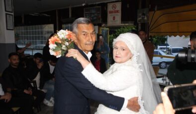 Antalya’da 45 yıl sonra eşine gelinlik giydirdi