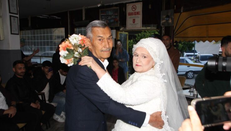 Antalya’da 45 yıl sonra eşine gelinlik giydirdi