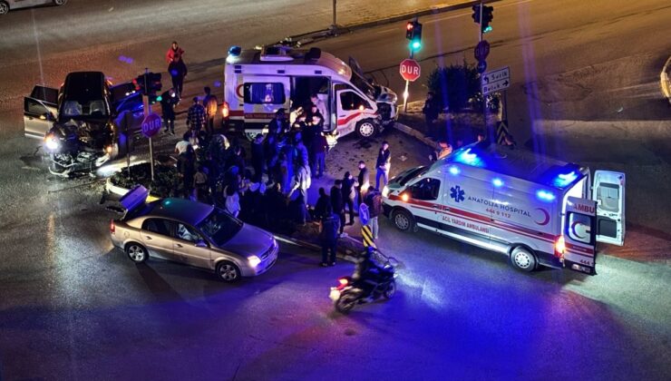 Antalya’da ambulans ile otomobilin çarpıştığı kazada 9 kişi yaralandı